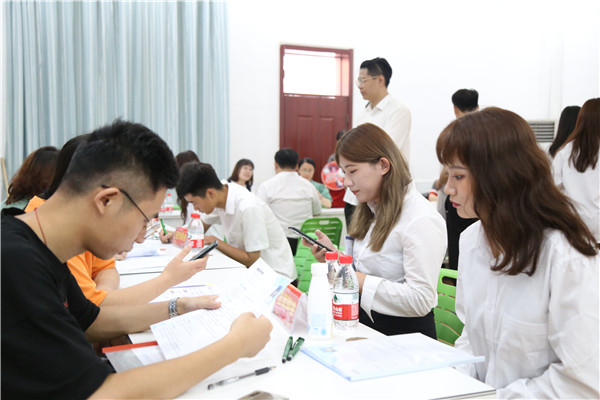 畢業(yè)生應聘企業(yè)